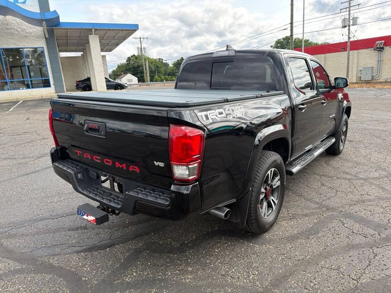 Used 2017 Toyota Tacoma TRD Sport AWD/4WD image 7