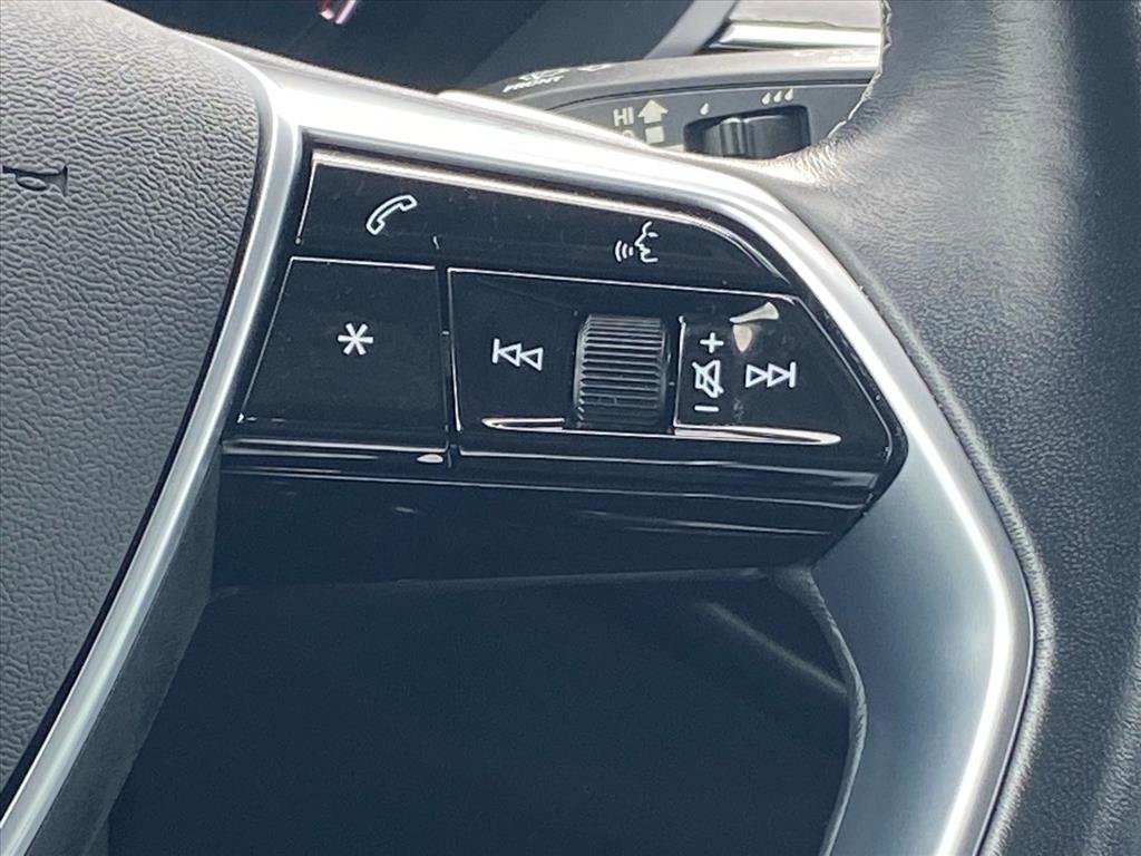 Used 2023 Audi e-tron Premium Plus w/ Premium Plus Package image 6