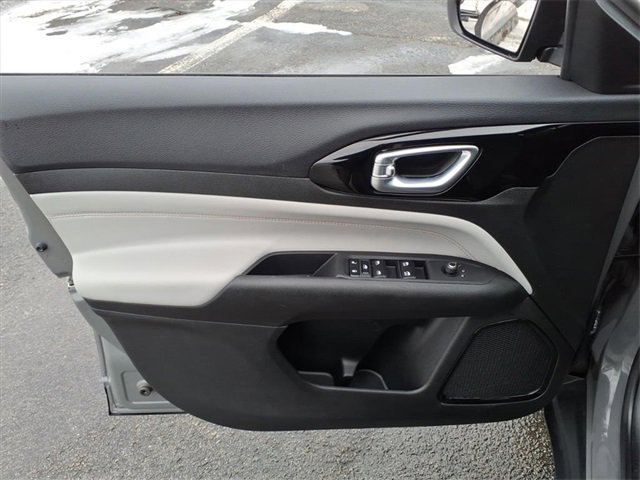 Used 2023 Jeep Compass Limited image 16