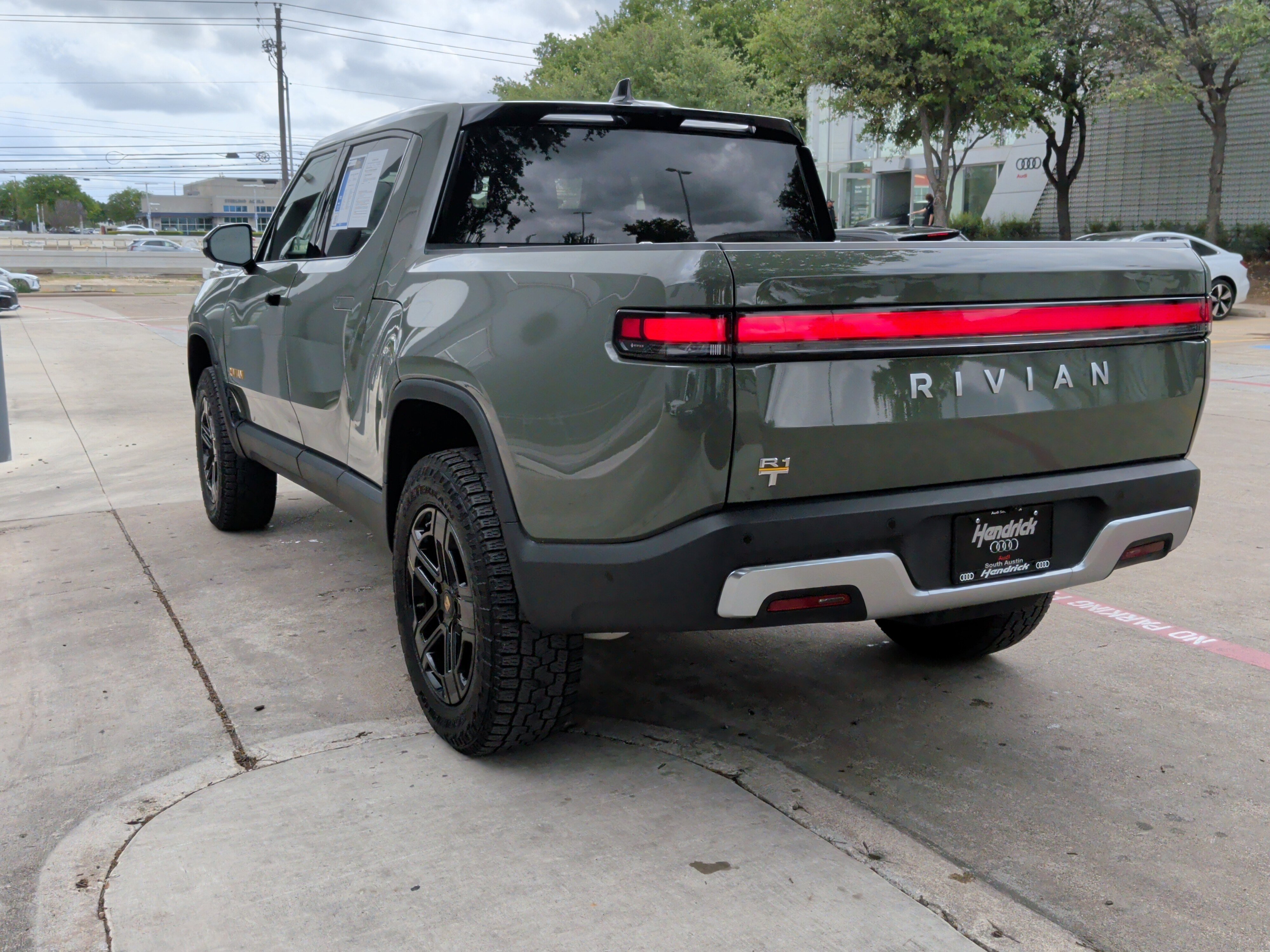 Used 2023 Rivian R1T Launch Edition image 8