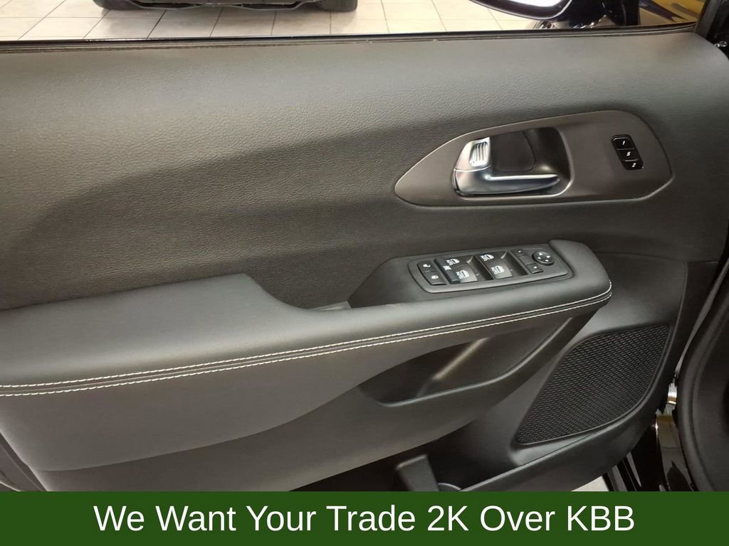 New 2026 Chrysler Pacifica Select w/ S Appearance Package image 7