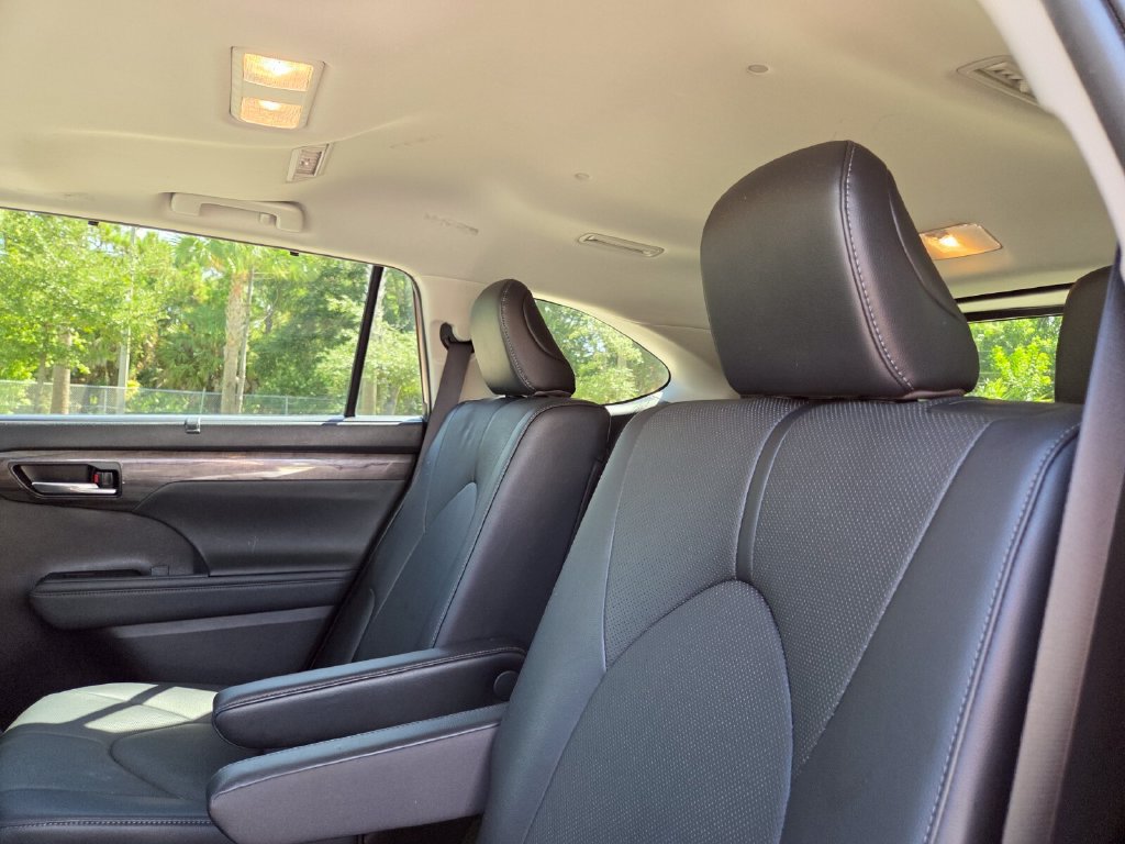 Used 2023 Toyota Highlander Limited FWD image 23