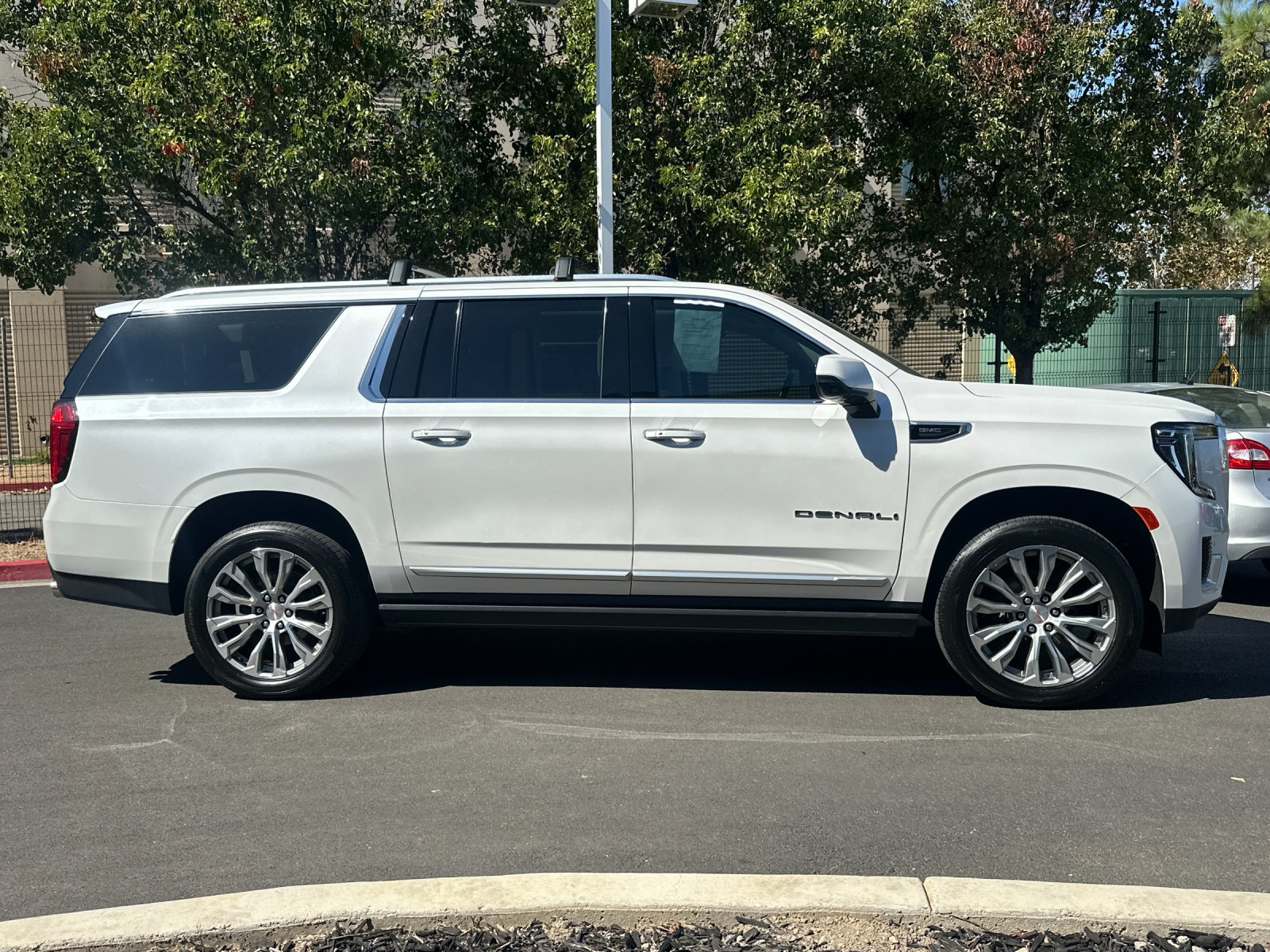 Used 2021 GMC Yukon XL Denali w/ Denali Premium Package AWD/4WD image 7