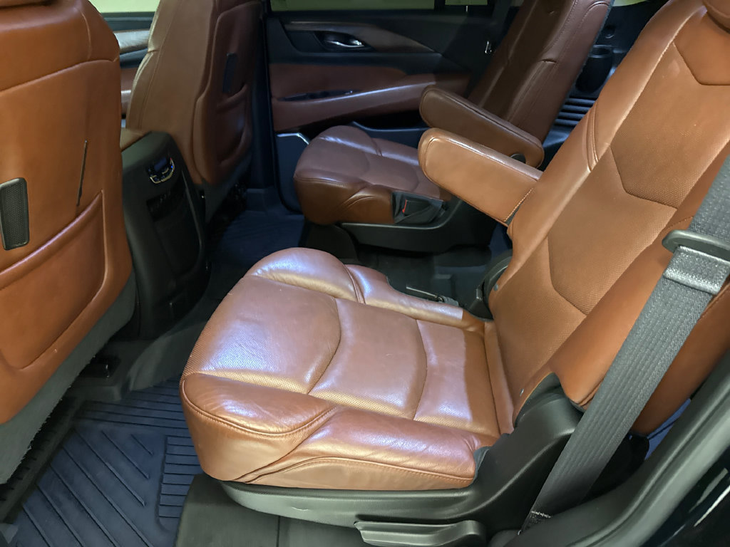 Used 2020 Cadillac Escalade Premium Luxury w/ Escalade Sport Edition AWD/4WD image 18