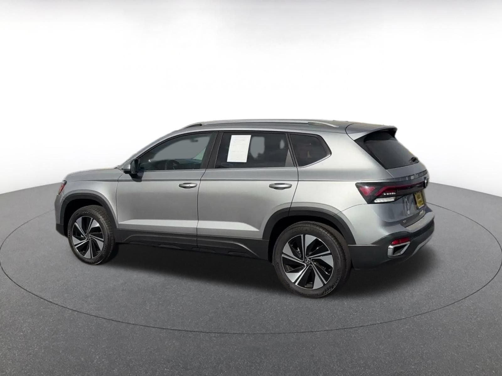 Used 2026 Volkswagen Taos SE AWD/4WD image 9