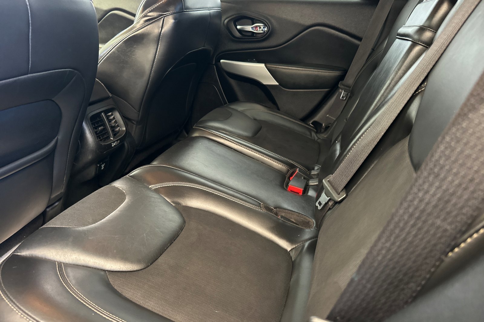 Used 2018 Jeep Cherokee Latitude Plus AWD/4WD image 13