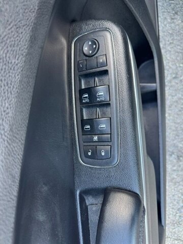 Used 2017 Chrysler 300 Limited RWD image 9