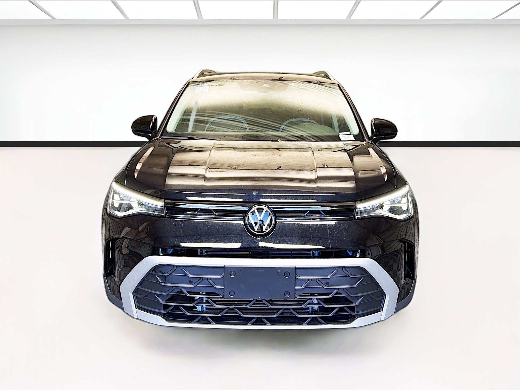 Used 2025 Volkswagen Taos SE w/ Black Wheel Package FWD image 2