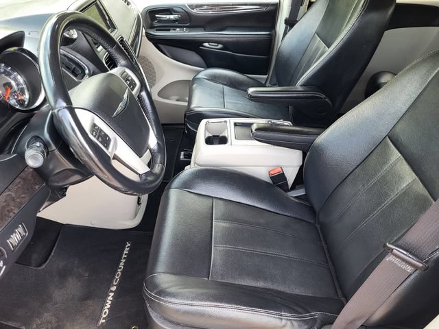 Used 2016 Chrysler Town & Country Touring FWD image 12