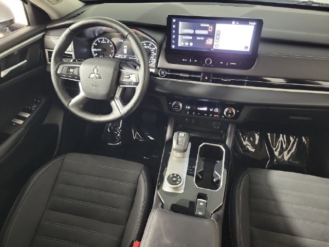 Used 2026 Mitsubishi Outlander SE FWD image 16