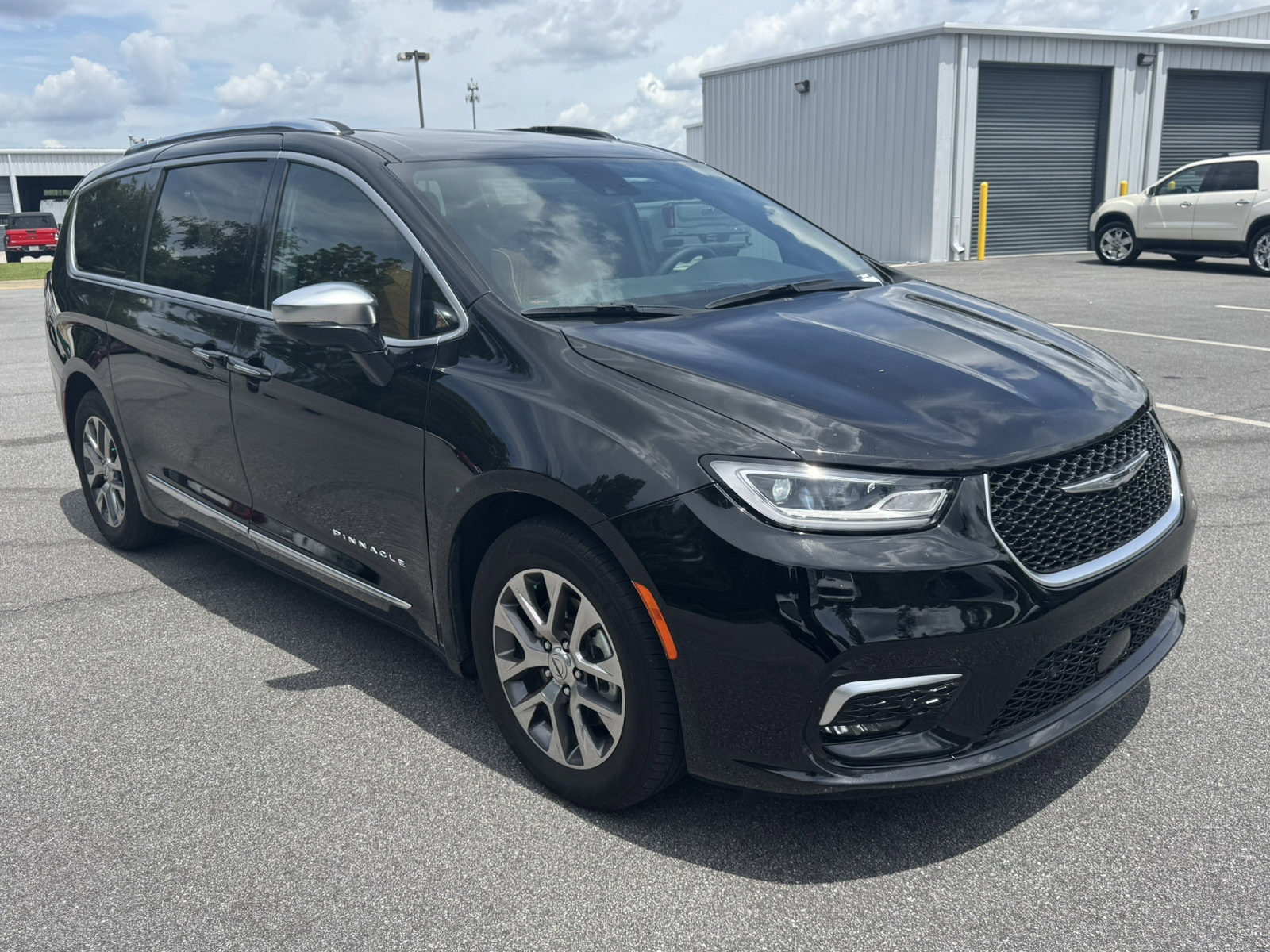 Used 2024 Chrysler Pacifica Pinnacle FWD image 3