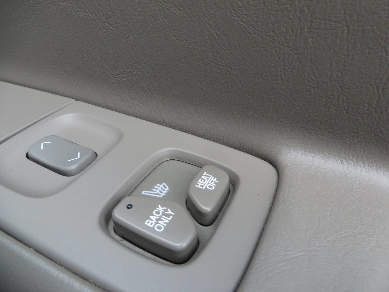 Used 2002 Cadillac De Ville DTS w/ Premium Equipment Pkg image 19