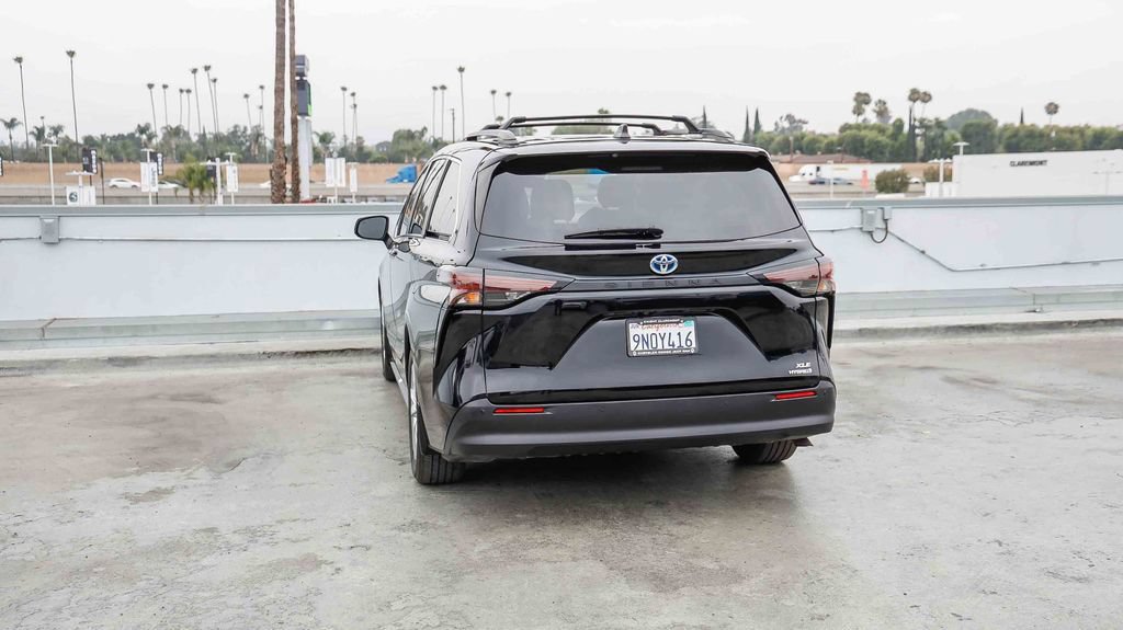 Used 2024 Toyota Sienna XLE w/ XLE Plus Package FWD image 7