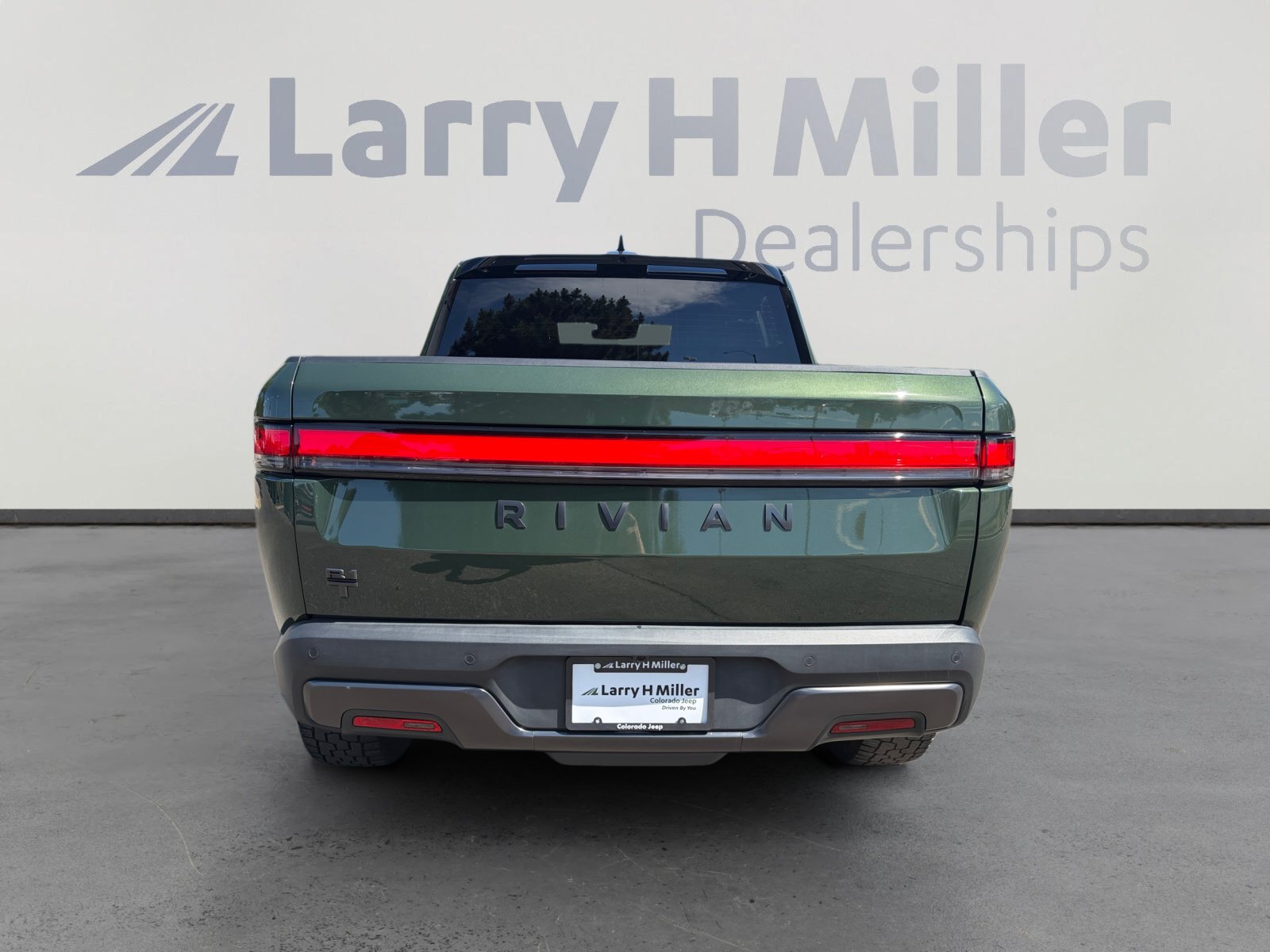 Used 2025 Rivian R1T Adventure AWD/4WD image 4
