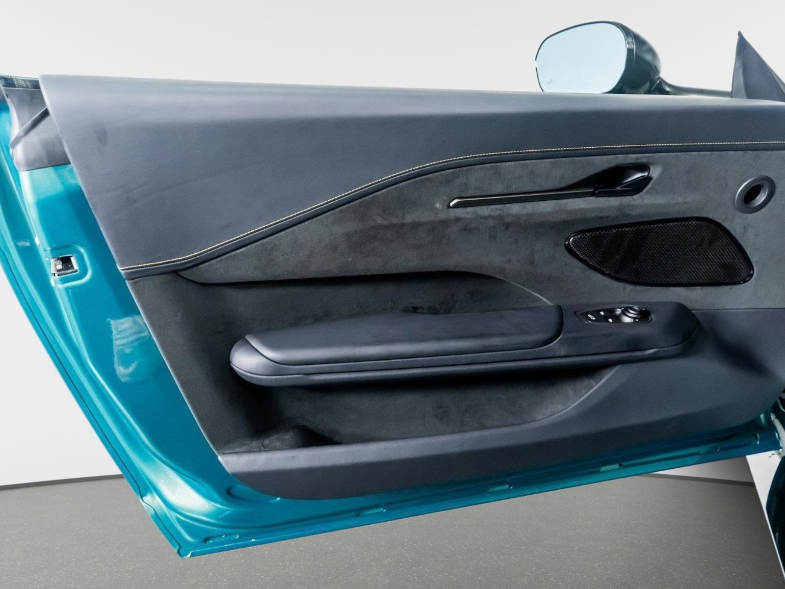 Used 2025 Aston Martin V8 Vantage Coupe image 33