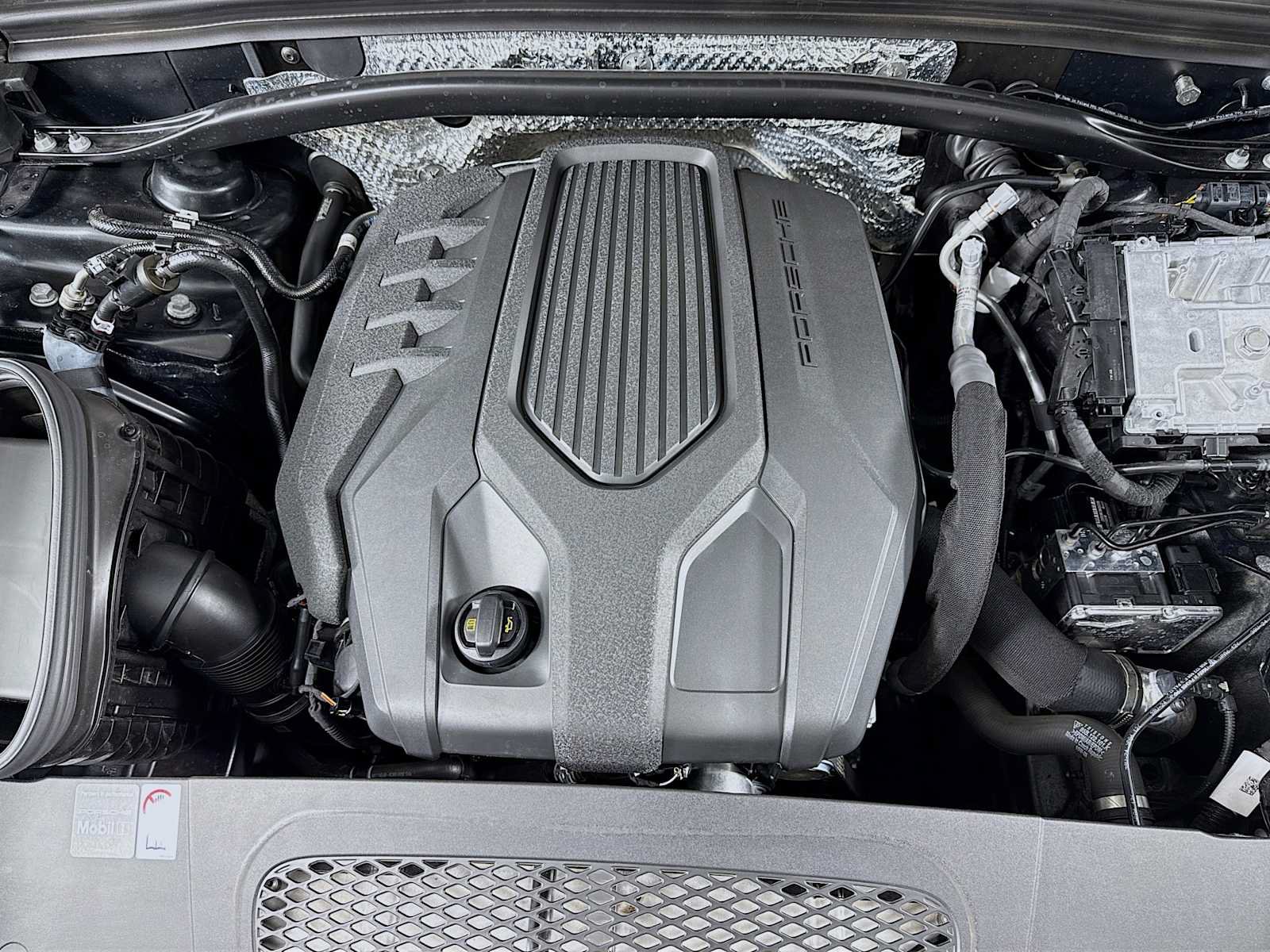 Certified 2025 Porsche Macan AWD/4WD image 30