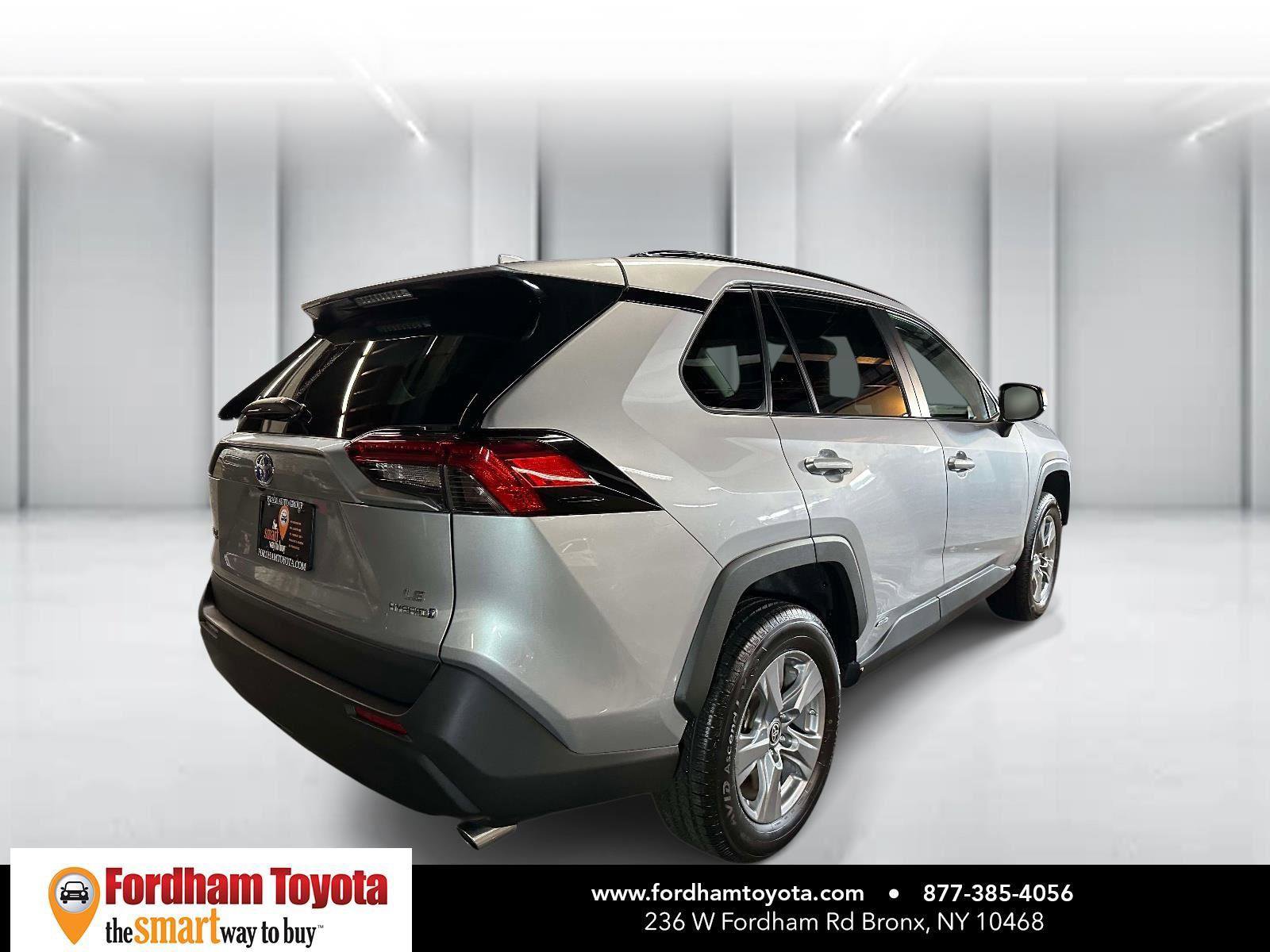 Used 2022 Toyota RAV4 LE AWD/4WD image 4