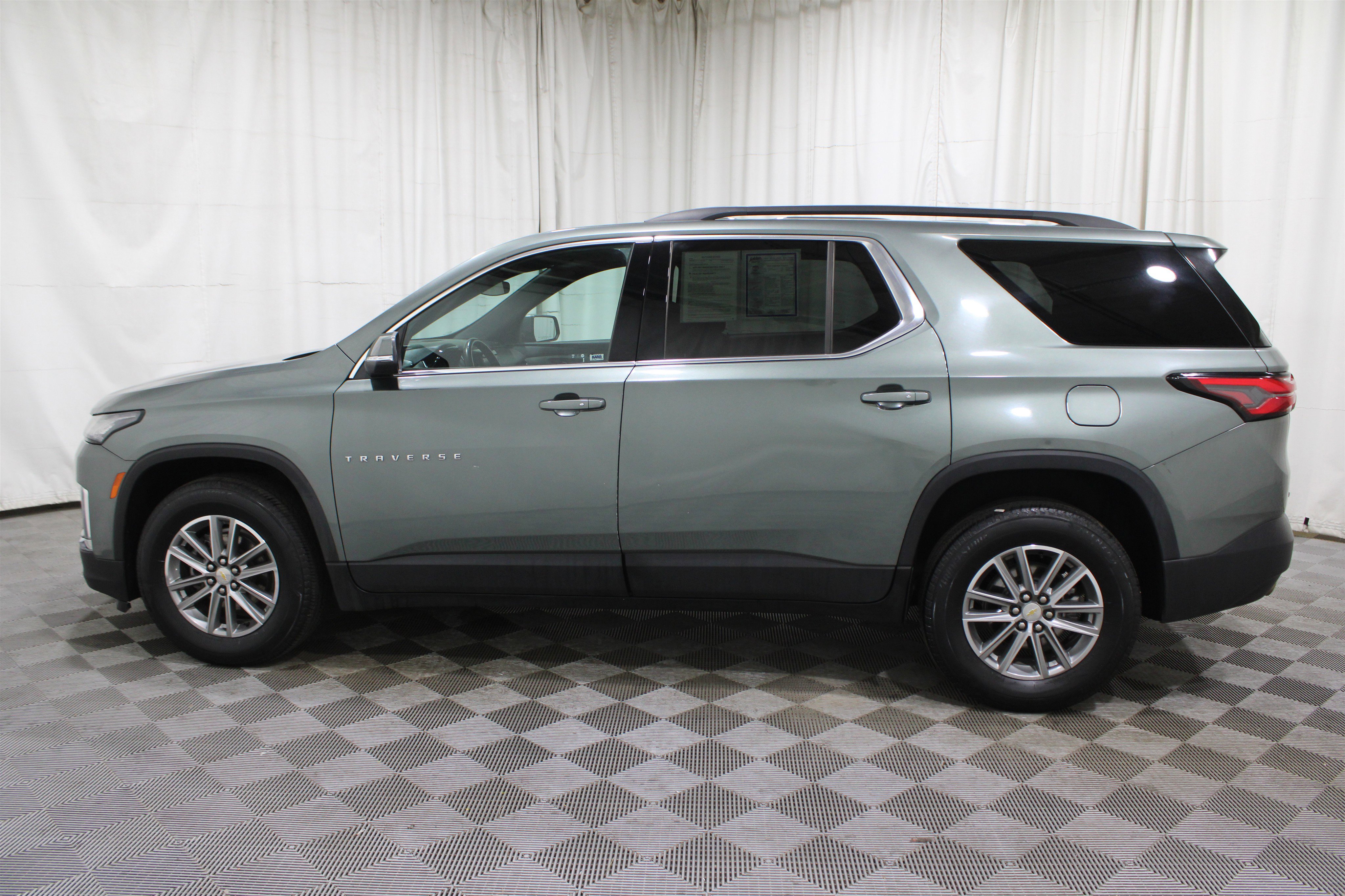 Used 2023 Chevrolet Traverse LT image 39