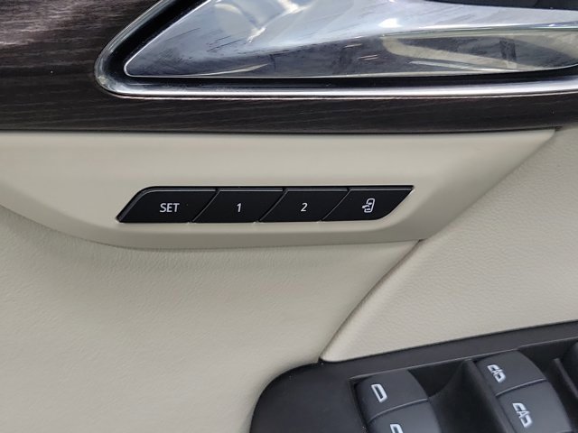 Used 2022 Buick Envision Avenir w/ Technology Package II image 21