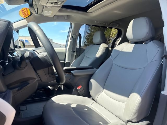 Used 2022 Toyota Sienna XLE w/ XLE Plus Package image 11