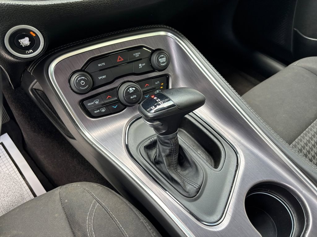 Used 2017 Dodge Challenger SXT RWD image 27