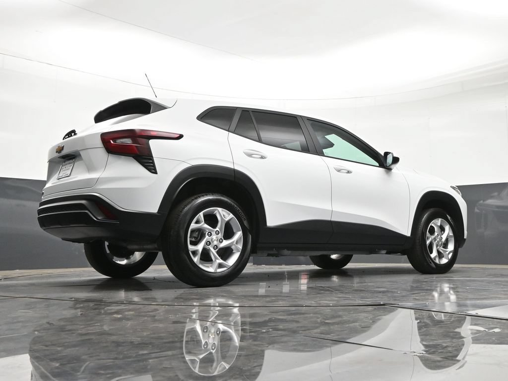 Certified 2025 Chevrolet Trax LS w/ LS Convenience Package FWD image 28