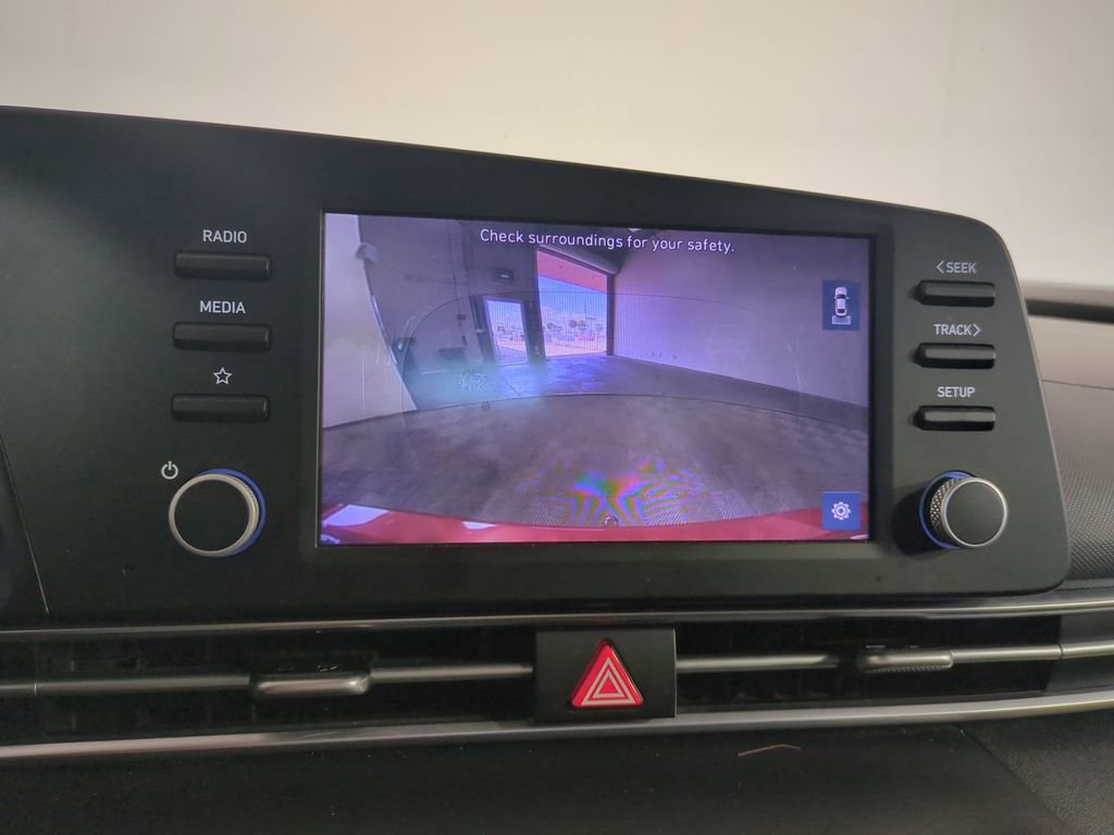 Certified 2022 Hyundai Elantra SE image 17