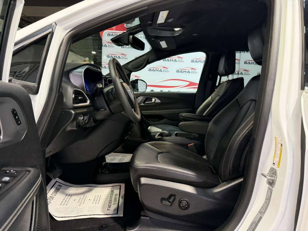 Used 2025 Chrysler Pacifica Select image 26