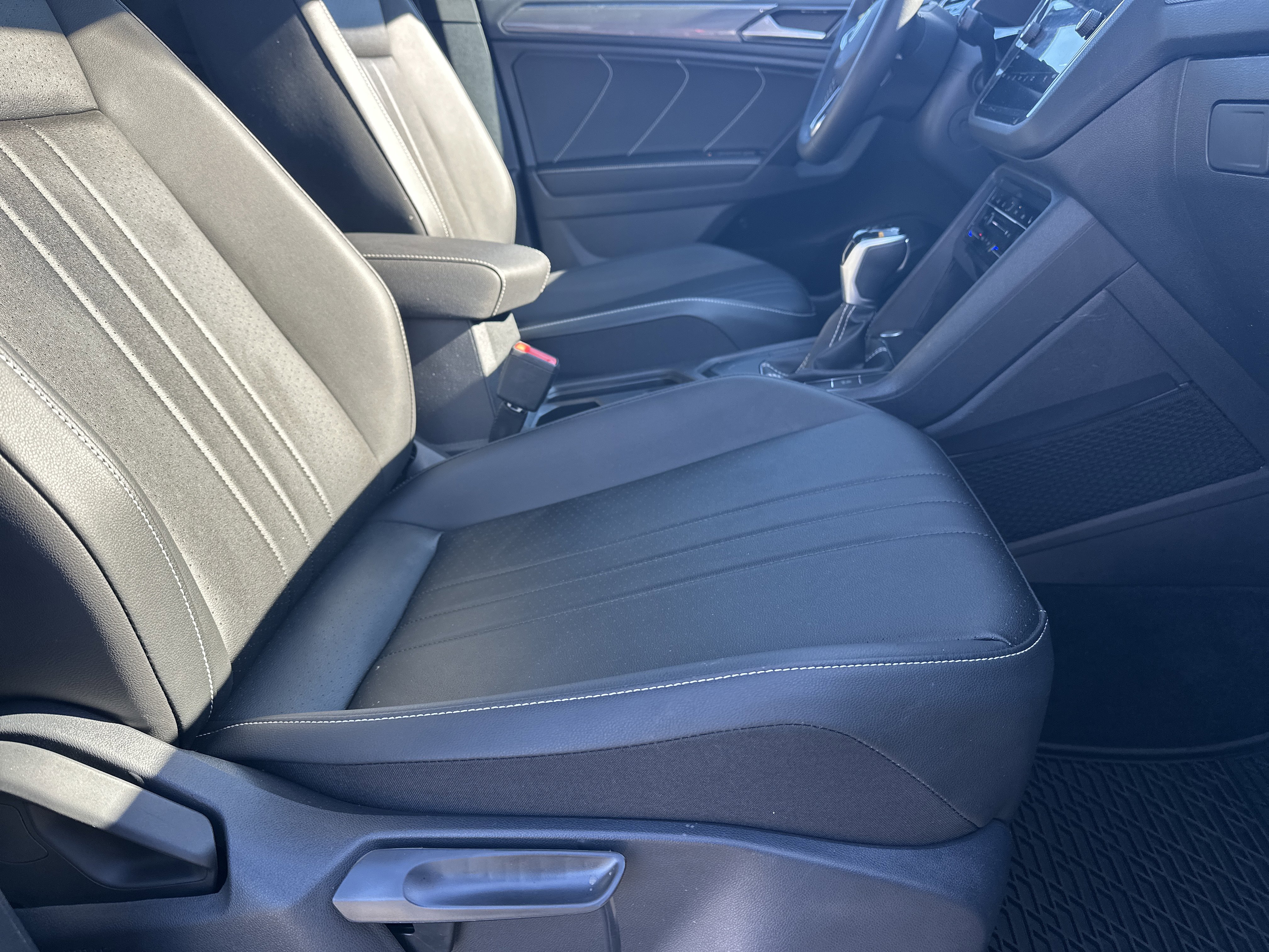 Used 2023 Volkswagen Tiguan SE R-Line image 14