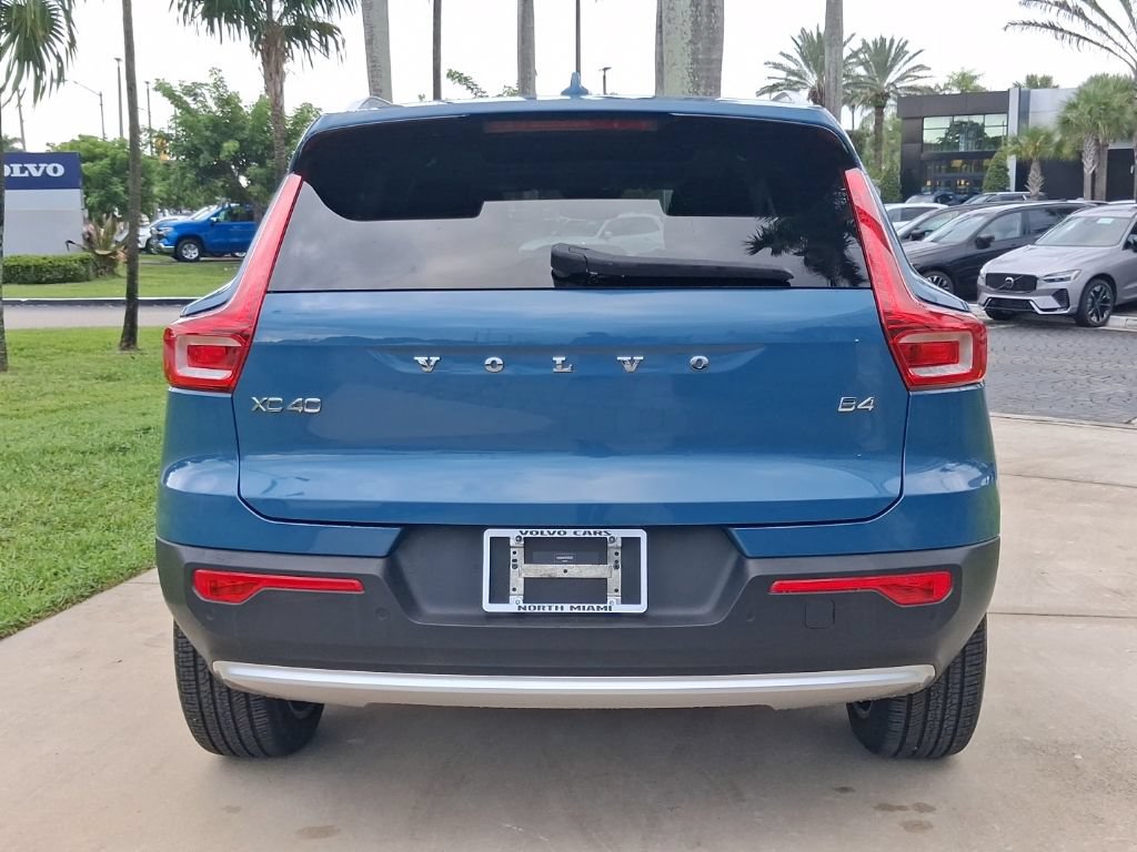 Used 2023 Volvo XC40 B4 Plus w/ Driver Assist Package FWD image 5