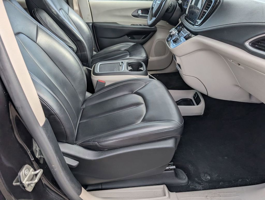 Used 2023 Chrysler Pacifica Touring-L image 48