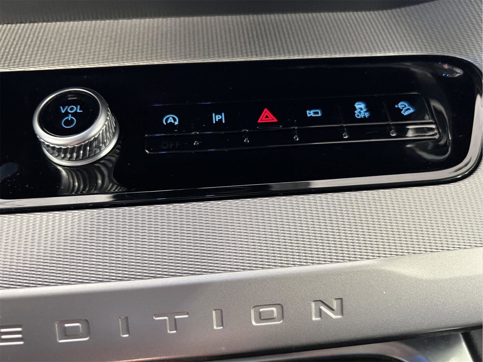 Used 2025 Ford Expedition Active image 16