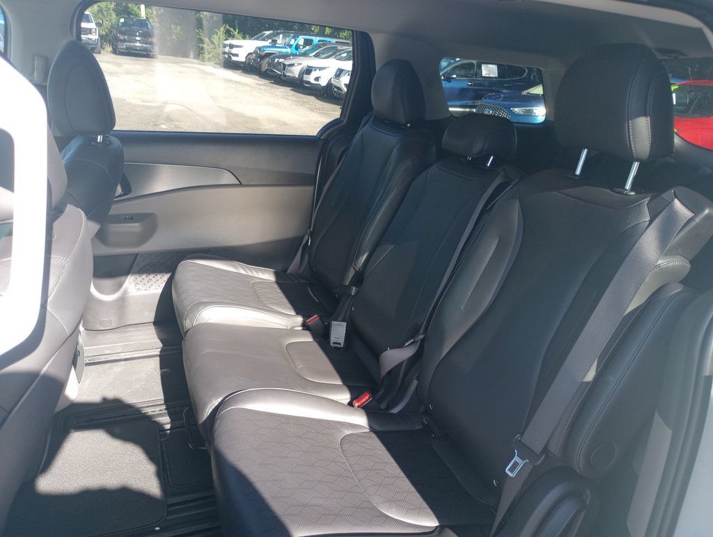 Used 2025 Kia Carnival FWD image 17