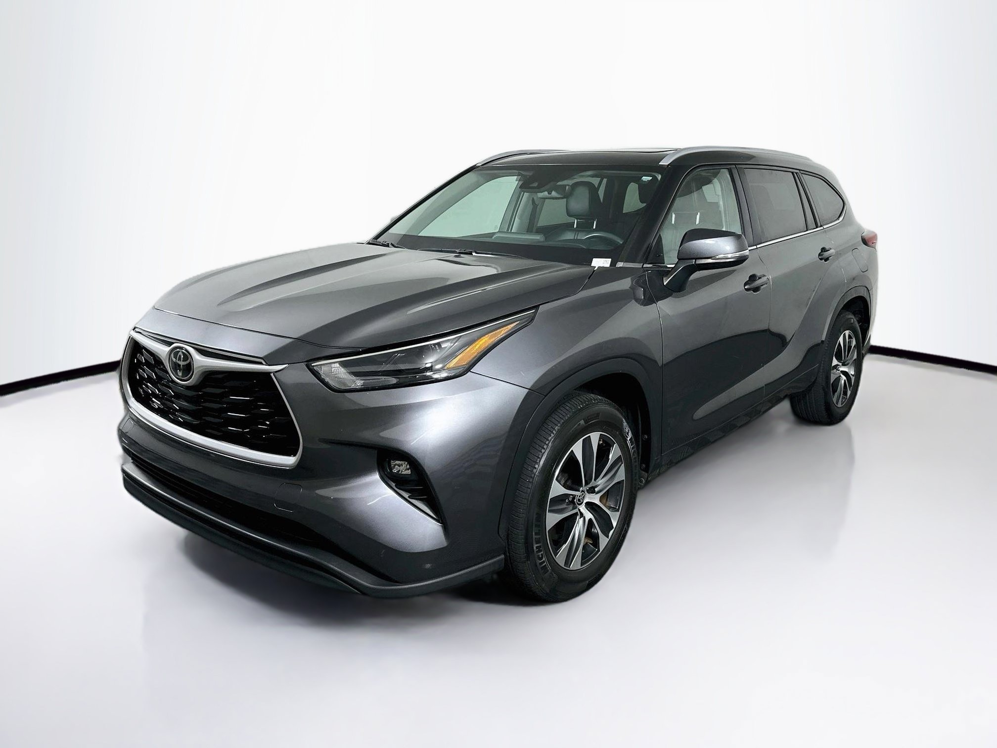 Used 2023 Toyota Highlander XLE FWD image 3
