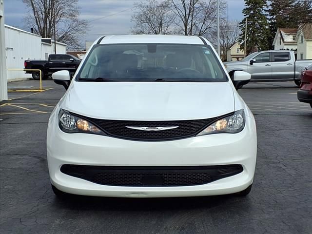 Used 2022 Chrysler Voyager LX FWD image 2