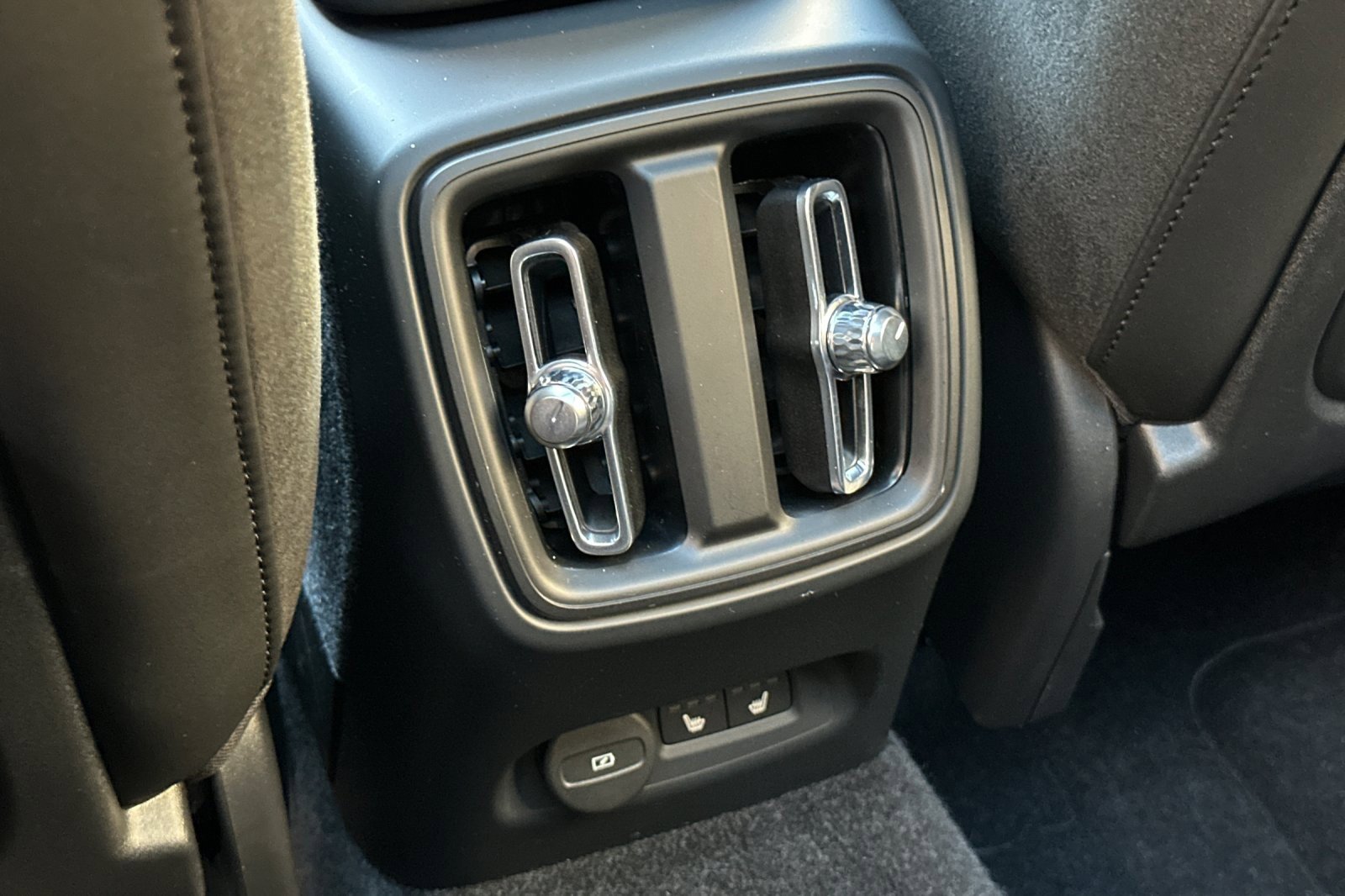 Used 2023 Volvo XC40 Recharge Ultimate image 13