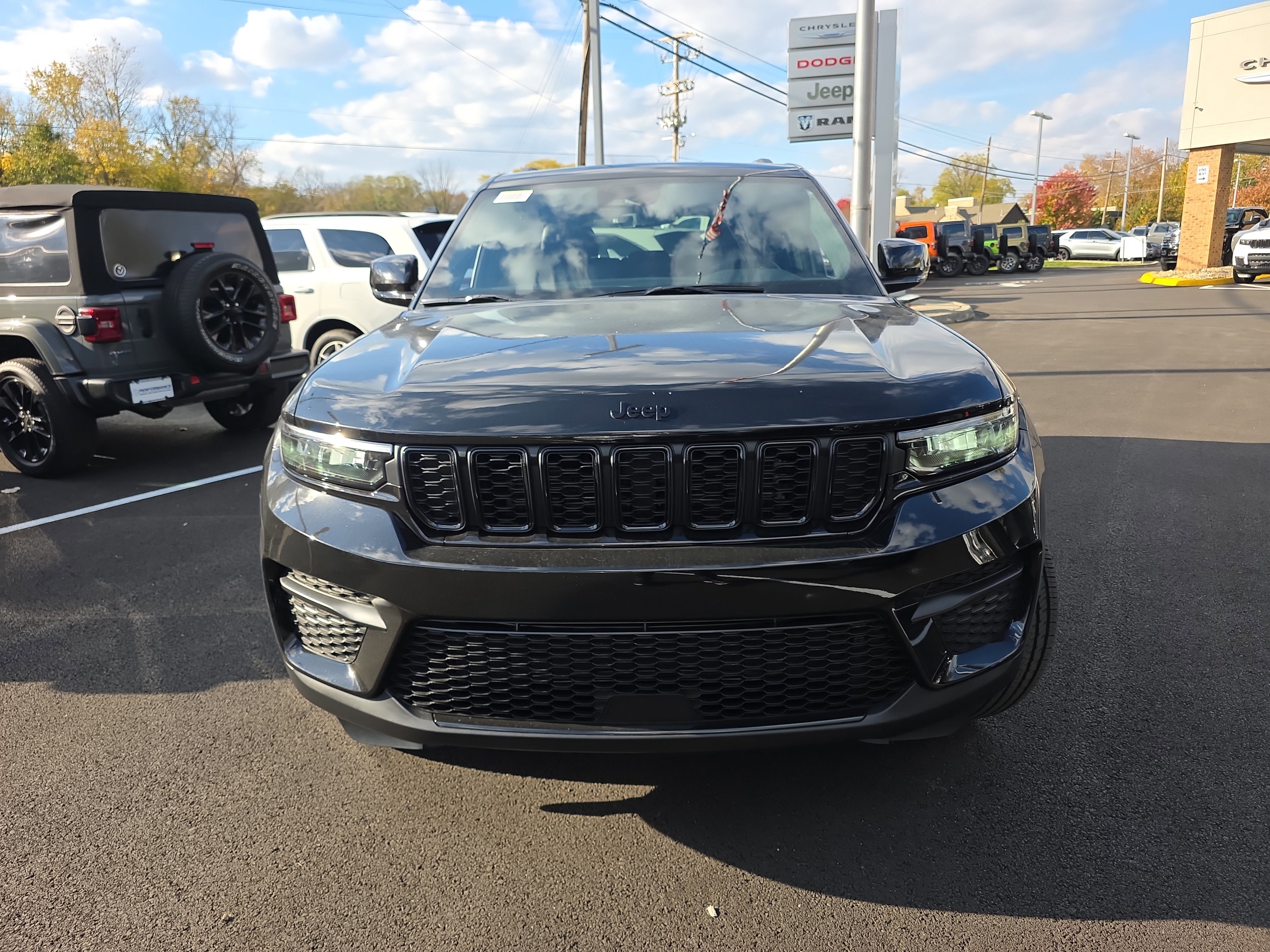 New 2025 Jeep Grand Cherokee Altitude w/ Trailer Tow Package image 18