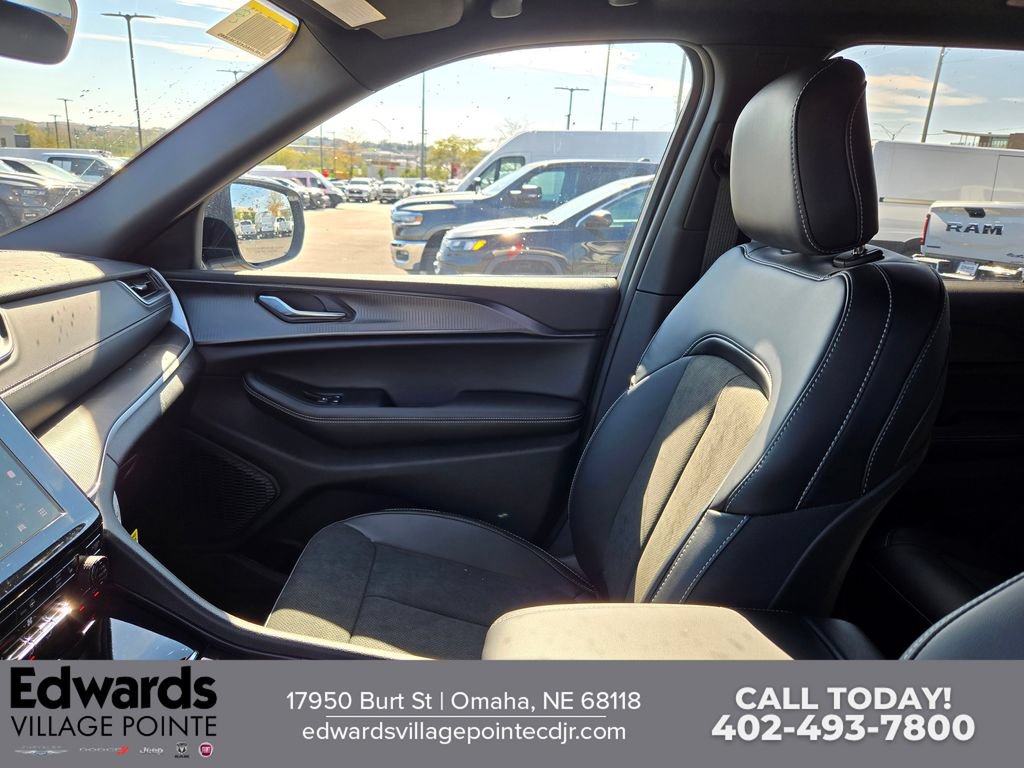 New 2025 Jeep Grand Cherokee Altitude AWD/4WD image 23