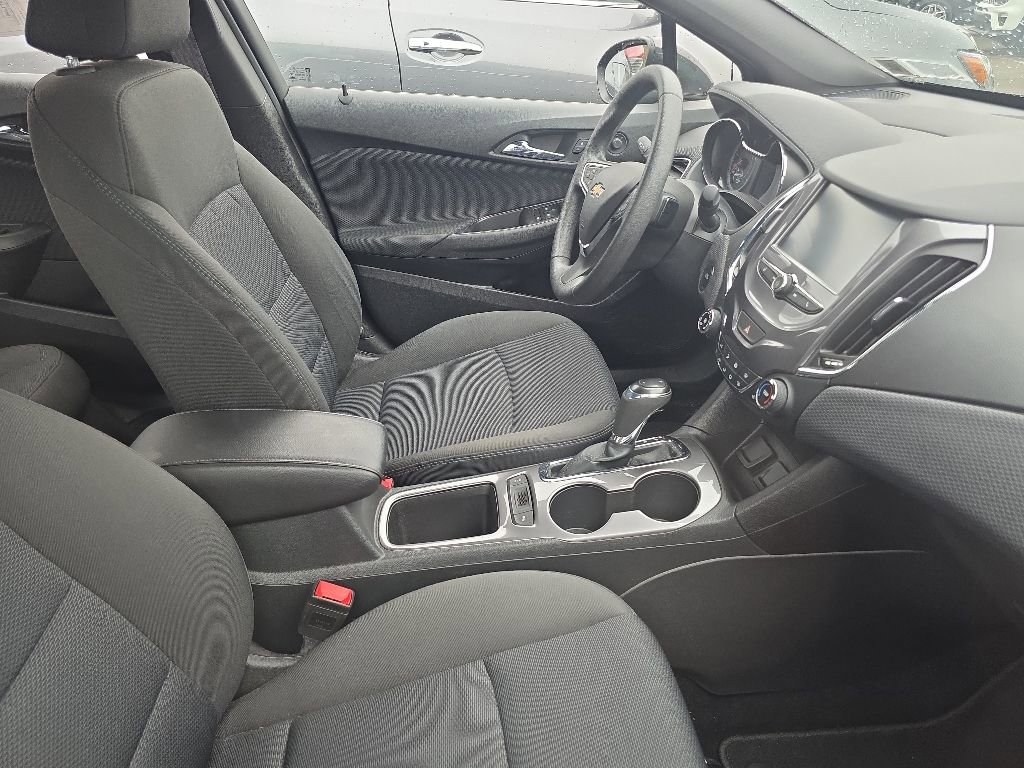 Used 2016 Chevrolet Cruze LT w/ Convenience Package FWD image 4