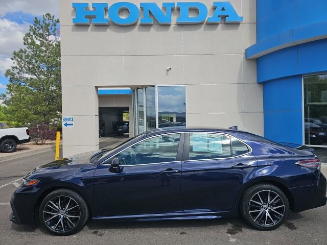 Used 2022 Toyota Camry SE FWD image 2
