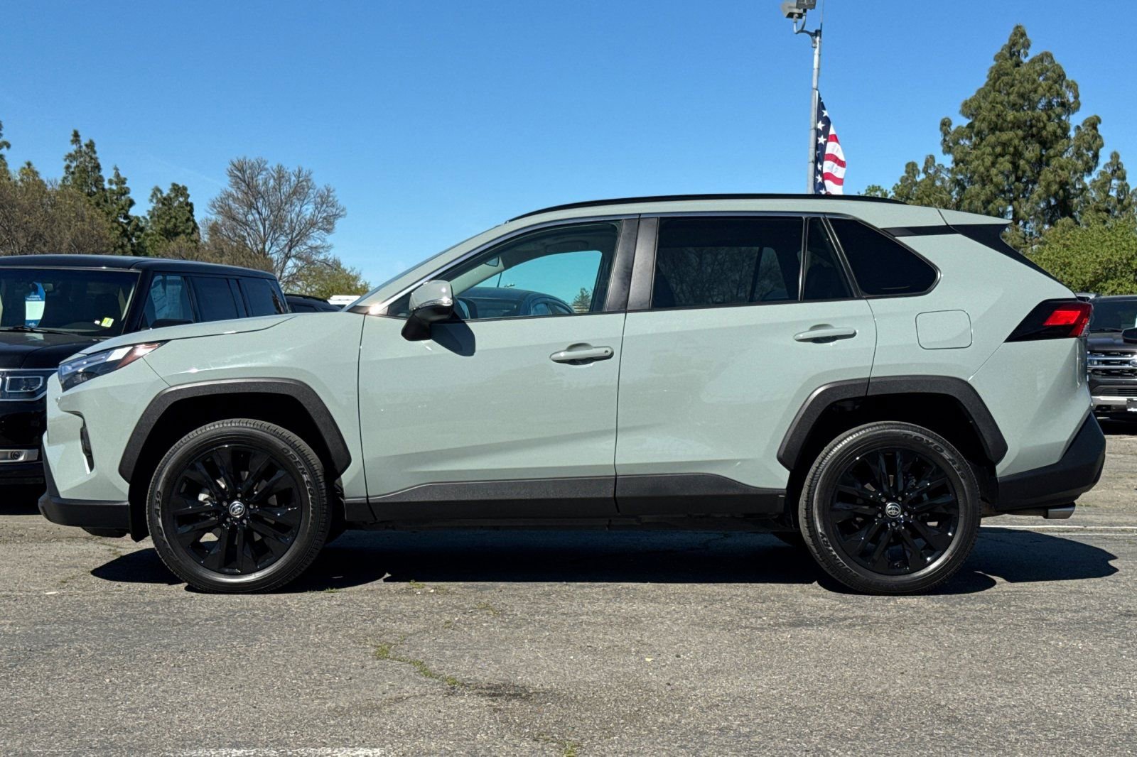 Used 2022 Toyota RAV4 XLE Premium image 7