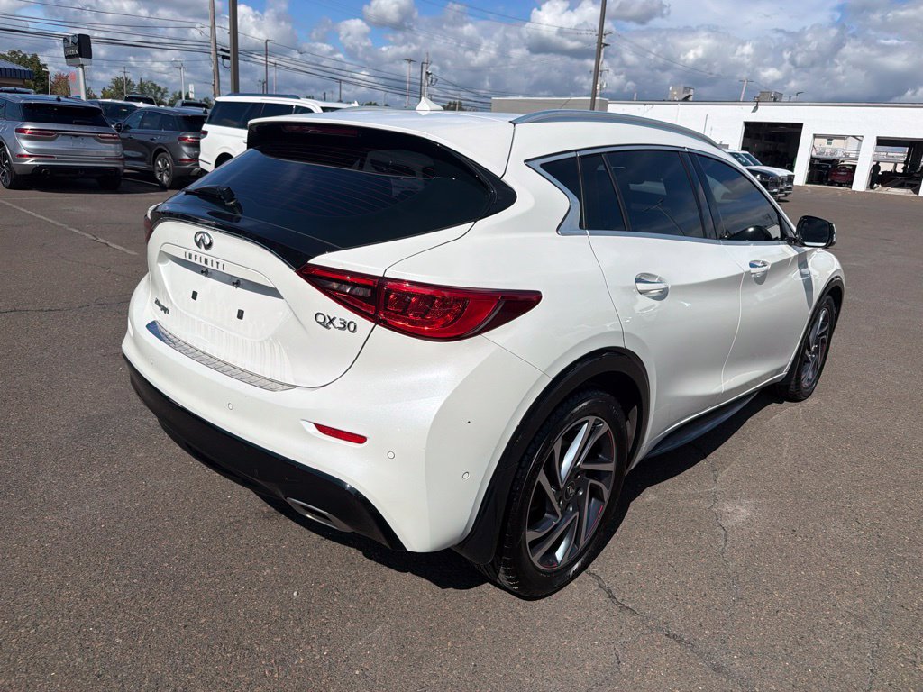 Used 2017 INFINITI QX30 Premium w/ Technology Package FWD image 6