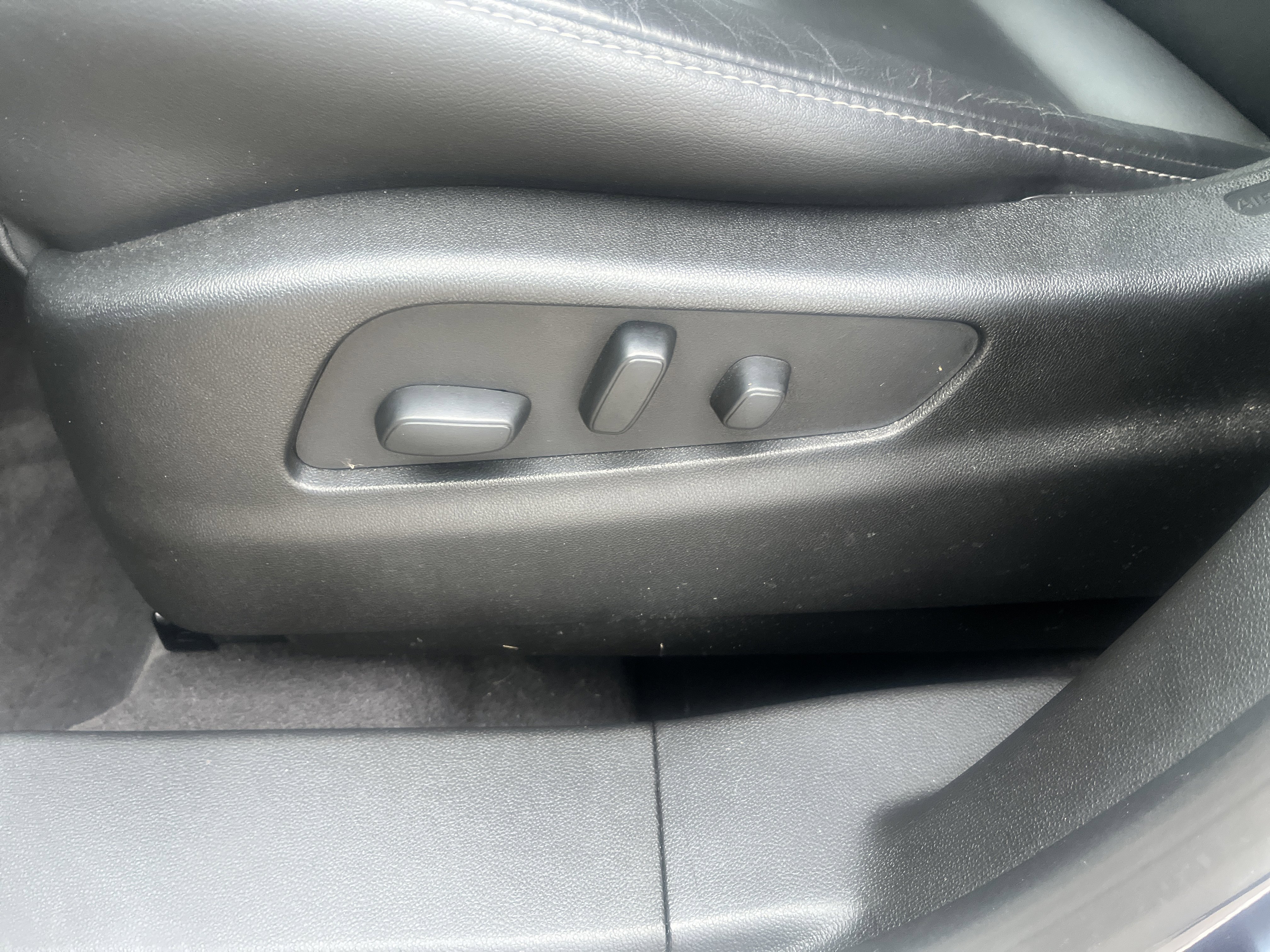 Used 2024 Cadillac XT4 Luxury w/ Cold Weather Package image 10