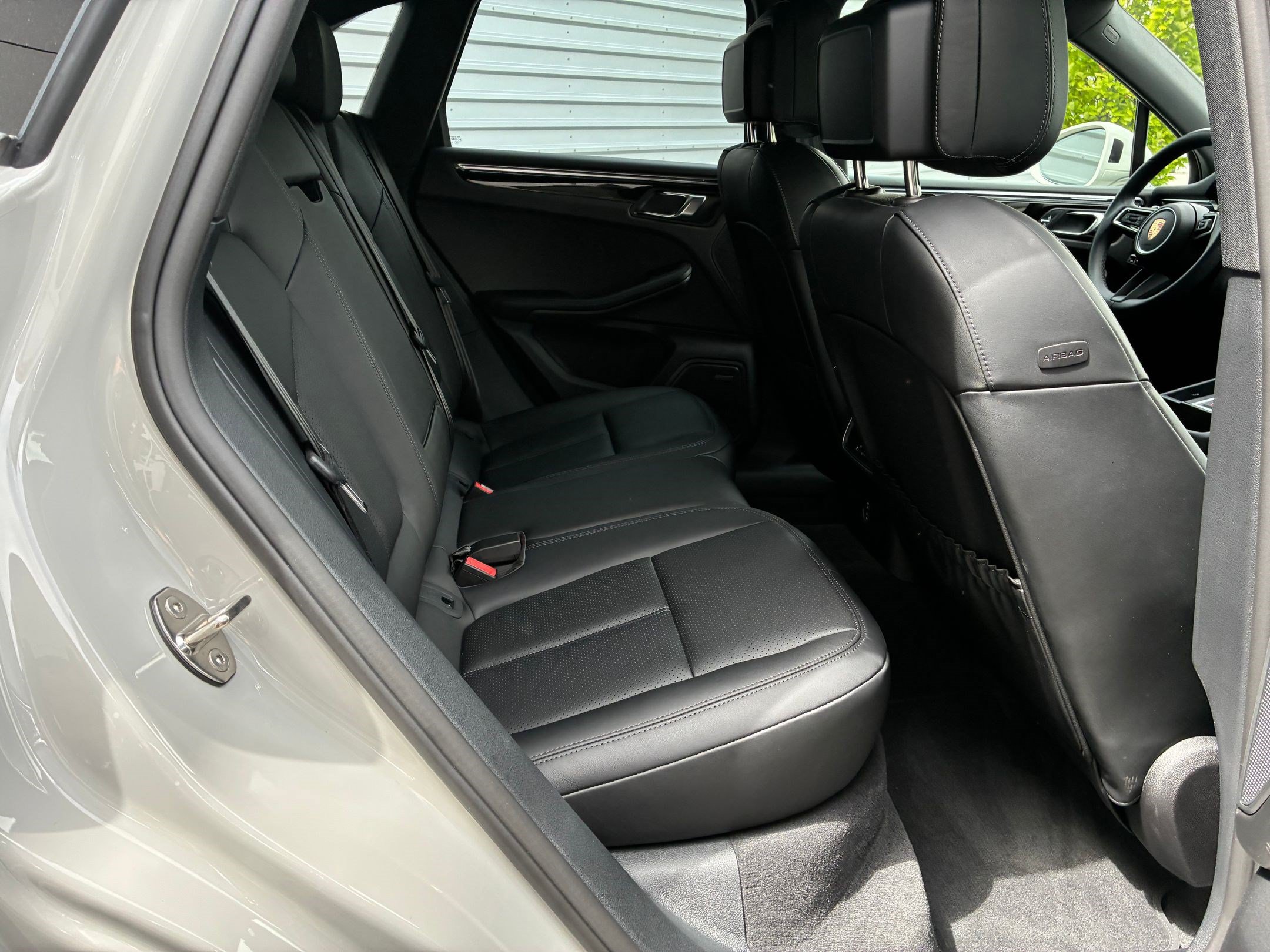 Used 2025 Porsche Macan AWD/4WD image 29