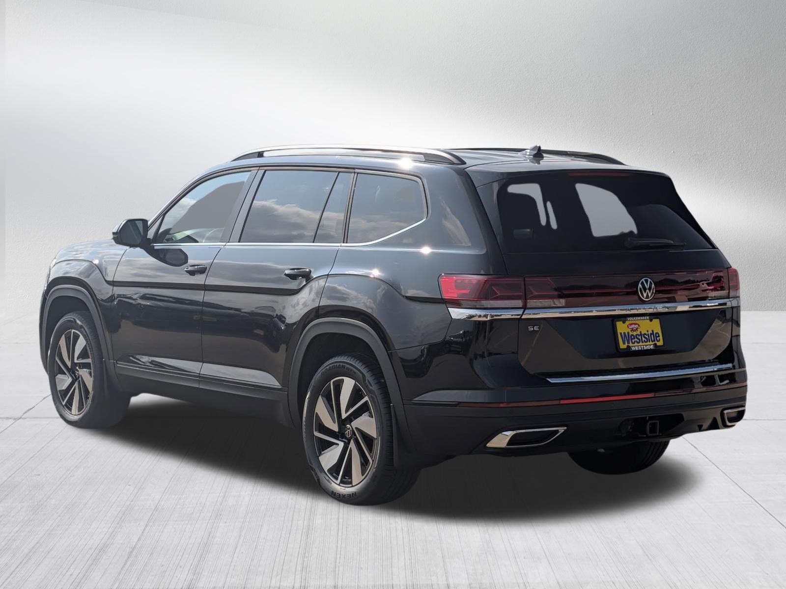 New 2026 Volkswagen Atlas SE FWD image 2