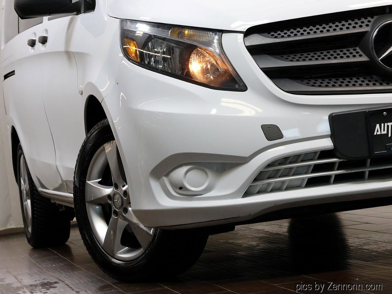 Used 2017 Mercedes-Benz Metris Passenger image 2