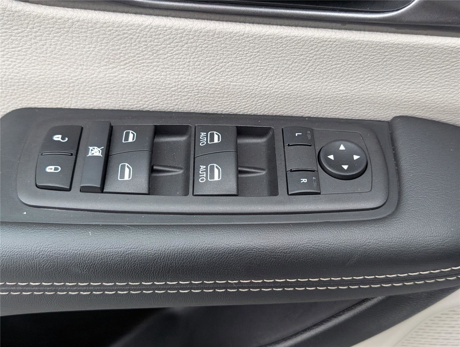 Used 2024 Chrysler Pacifica Touring-L image 17