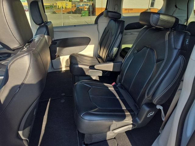 Used 2023 Chrysler Pacifica Touring-L FWD image 21