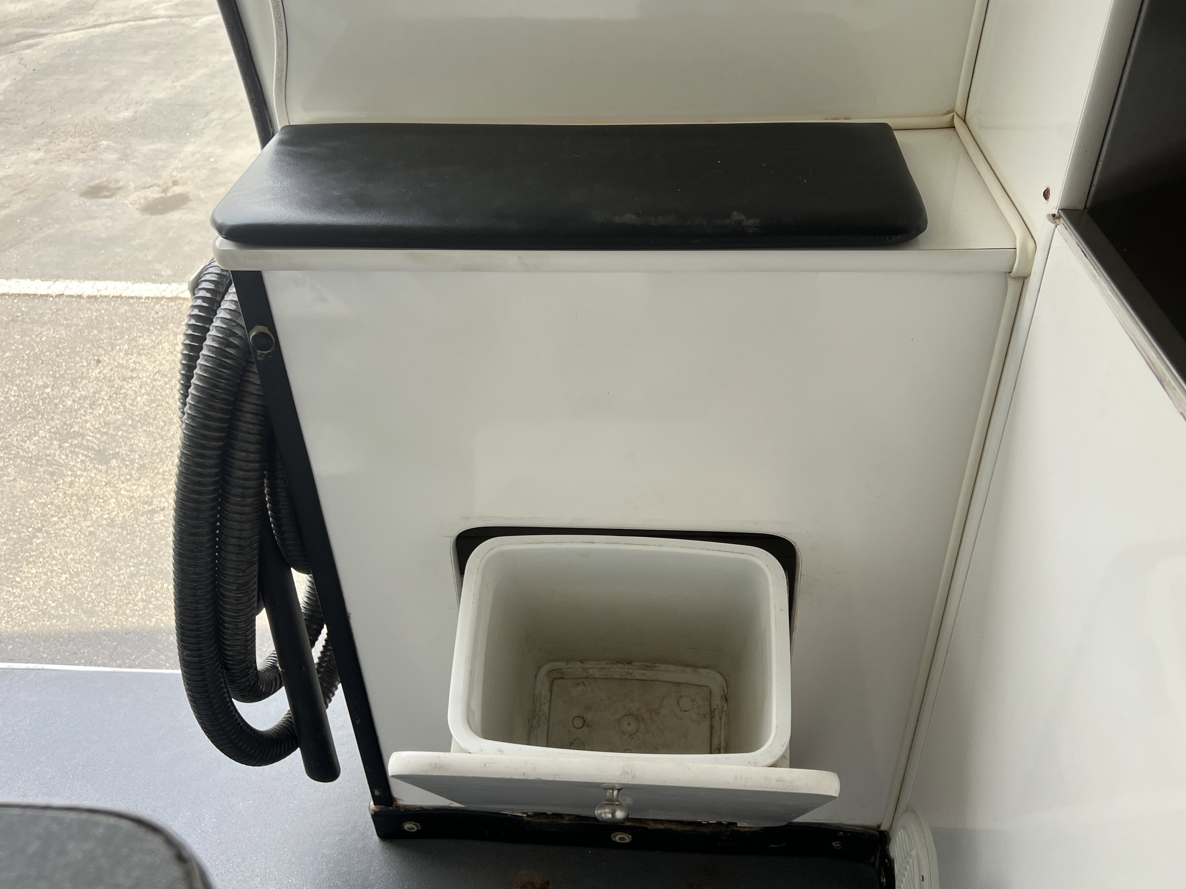 Used 2016 RAM ProMaster 2500 w/ Premium Appearance Group FWD image 15