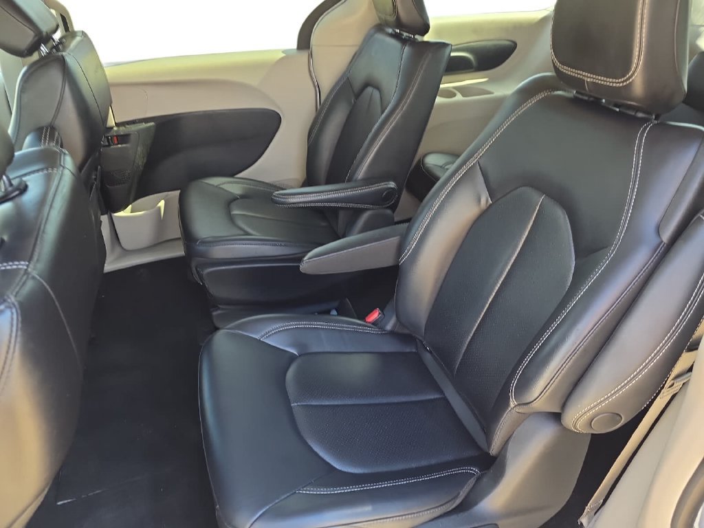 Used 2023 Chrysler Pacifica Touring-L FWD image 12